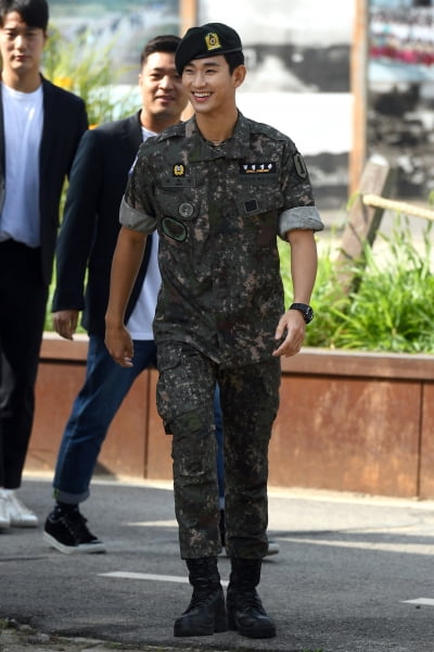 [포토] '전역' 김수현, '늠름한 모습의 예비역 병장'