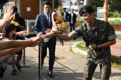 [포토] '전역' 김수현, '꽃다발 받으며 미소 방긋~'