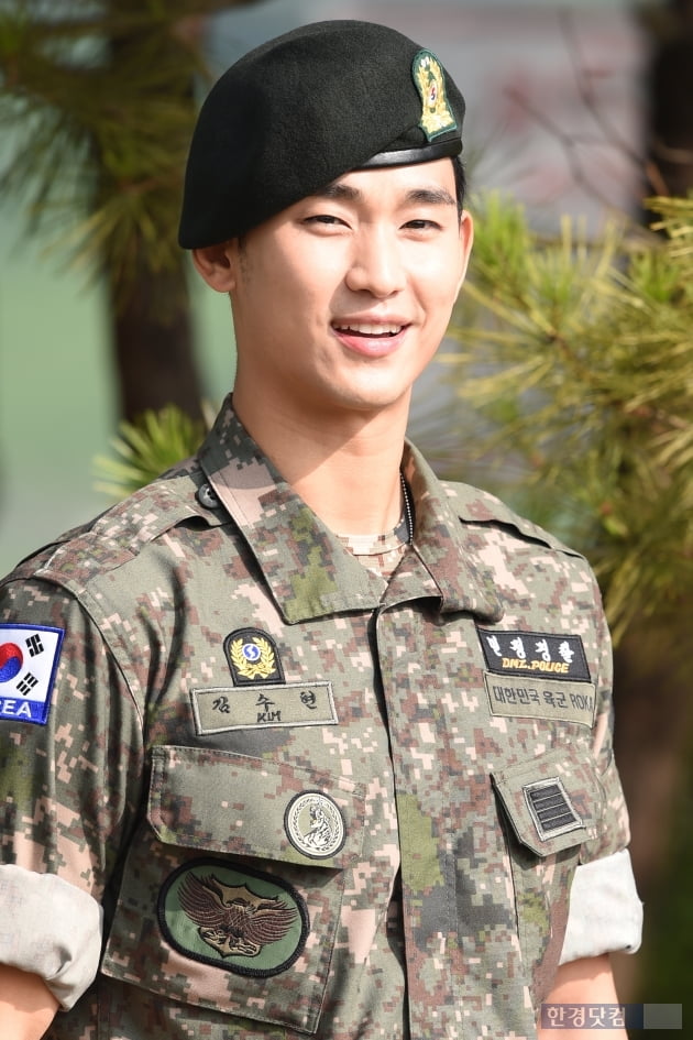 [포토] '전역' 김수현, '미소가 멋진 남자'