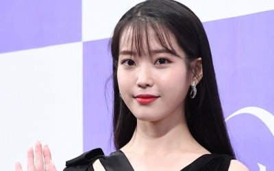 [포토] 아이유, '우아한 손인사~'