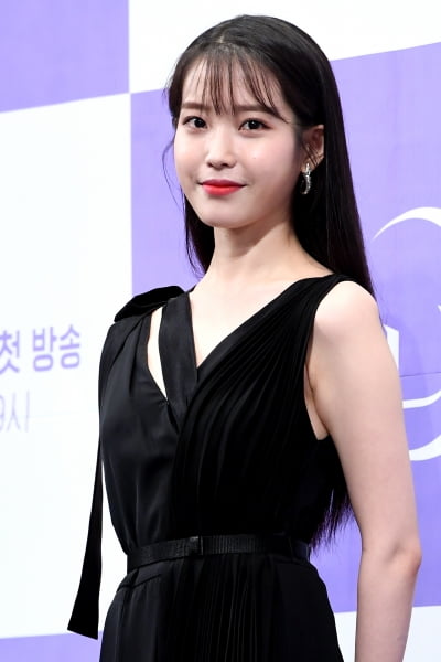 [포토] 아이유, '돋보이는 깜찍 미모'