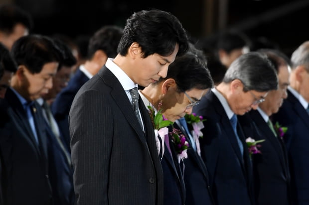 [포토] 제헌절 경축식 참석해 묵념하는 김남길