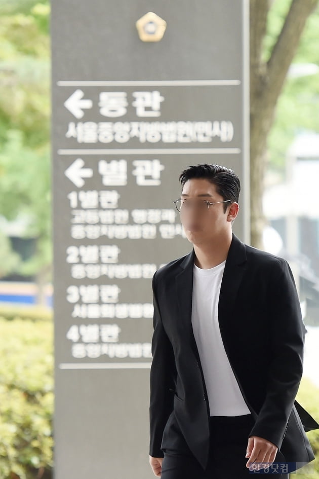 [포토] 최종범, '상해, 협박 및 강요 혐의 법원 출석'