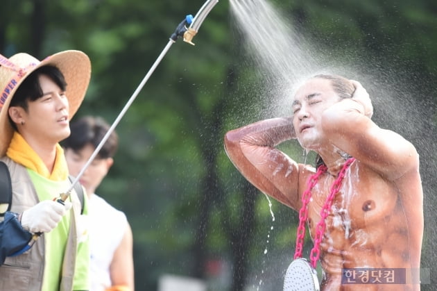 HK영상｜노라조, 무더위 한 방에 날리는 샤워 퍼포먼스…'뒤처리도 깔끔하게~'