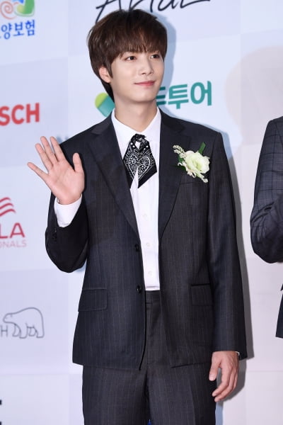 [포토] 뉴이스트 JR, '부드러운 손인사~'