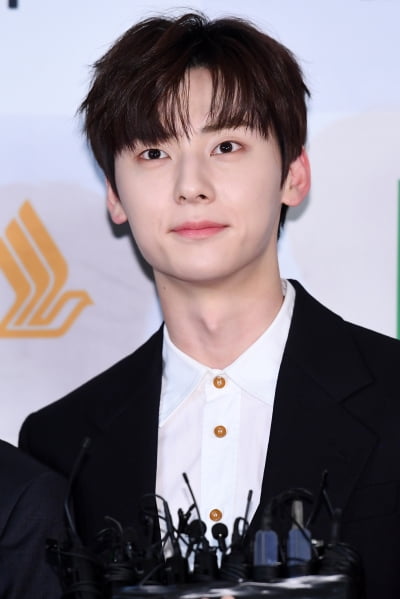 [포토] 뉴이스트 황민현 '부드러운 눈빛'