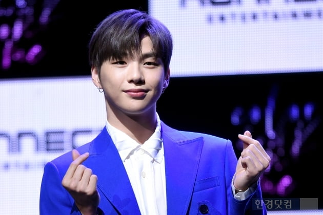 [포토] 강다니엘, '팬들을 향한 하트 발사~'