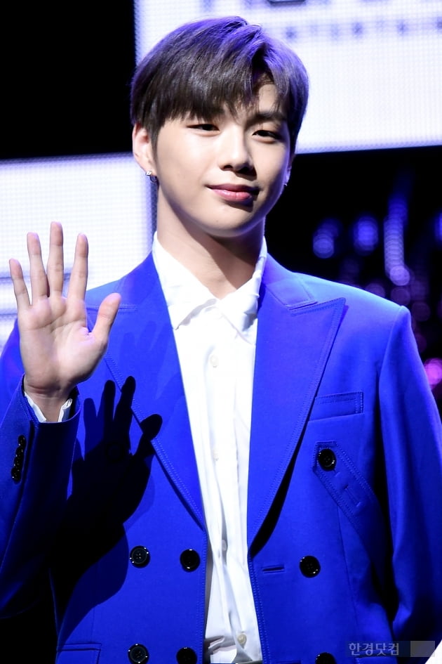 입덕도우미｜강다니엘, 팬들의 사랑 받으며 화려한 모습으로 컴백…'꽃길만 걷길~'