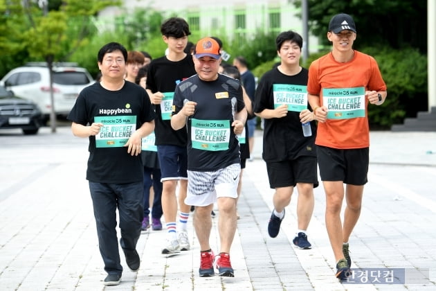 [포토] BBQ X 네이버 해피빈, '션과 함께 기부 마라톤 달린다'