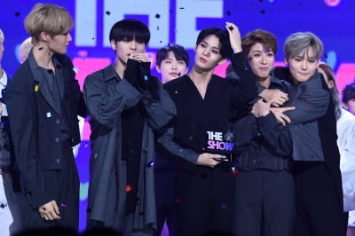 [포토] CIX, '더쇼 초이스' 수상으로 데뷔 첫 1위