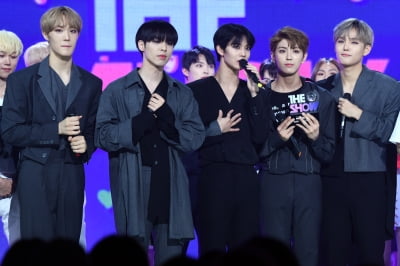 [포토] CIX, 데뷔 후 첫 '더쇼 초이스' 수상