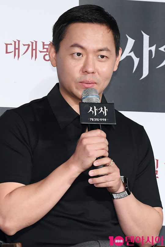 김주환 감독이 22일 오후 서울 자양동 롯데시네마 건대입구에서 열린 영화 ‘사자’ 제작보고회에서 인사말을 하고 있다./서예진 기자 yejin@