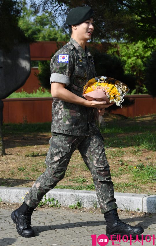 배우 김수현이 1일 오전 경기도 파주시 임진각 평화의 종 앞에서 열린 전역식에 참석하고 있다.