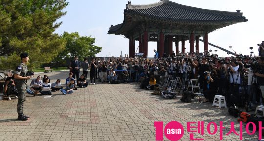 배우 김수현이 1일 오전 경기도 파주시 임진각 평화의 종 앞에서 열린 전역식에 참석하고 있다.