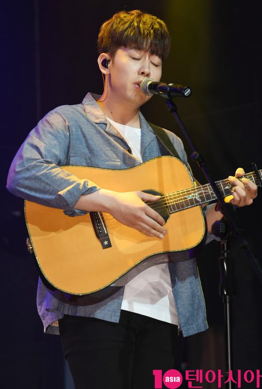 가수 오왠(O.WHEN)이 3일 오후 서울 서교동 하나투어 브이홀에서 열린 첫 번째 정규 음반 ‘룸 오(Room O)’ 쇼케이스에 참석해 멋진공연을 선보이고 있다.