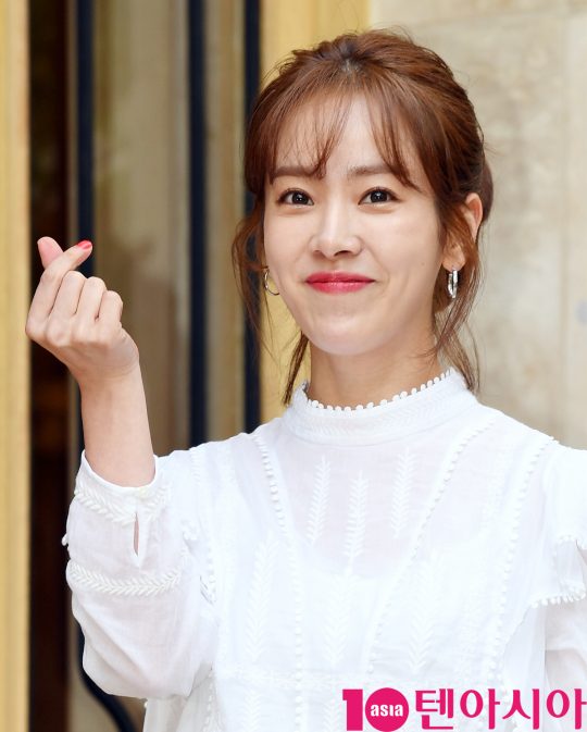 배우 한지민이 5일 오후 서울 역삼동 라움에서 열린 MBC 수목드라마 ‘봄밤’ 종방연에 참석하고 있다.
