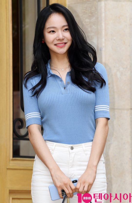 배우 이유진이 5일 오후 서울 역삼동 라움에서 열린 MBC 수목드라마 ‘봄밤’ 종방연에 참석하고 있다.