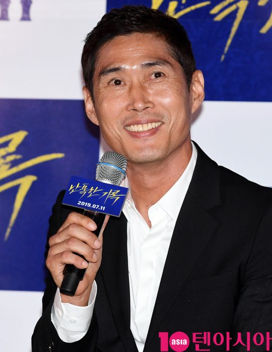 배우 정두홍이 8일 오후 서울 한강로3가 CGV 용산아이파크몰점에서 열린 영화 ‘난폭한 기록’ 언론시사회에 참석하고 있다.