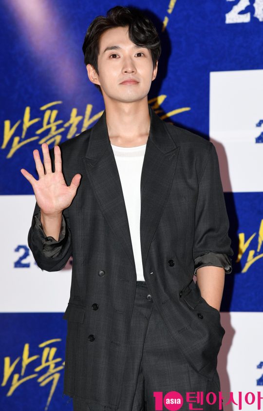 배우 류덕환이 8일 오후 서울 한강로3가 CGV 용산아이파크몰점에서 열린 영화 ‘난폭한 기록’ 언론시사회에 참석하고 있다.