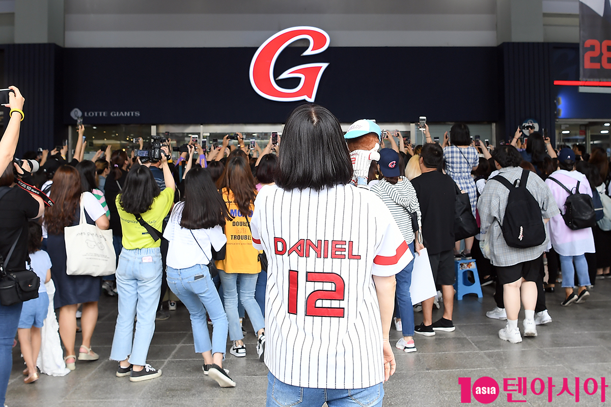 부산사직구장에 앞에 대기하고 있는 가수 강다니엘의 팬들