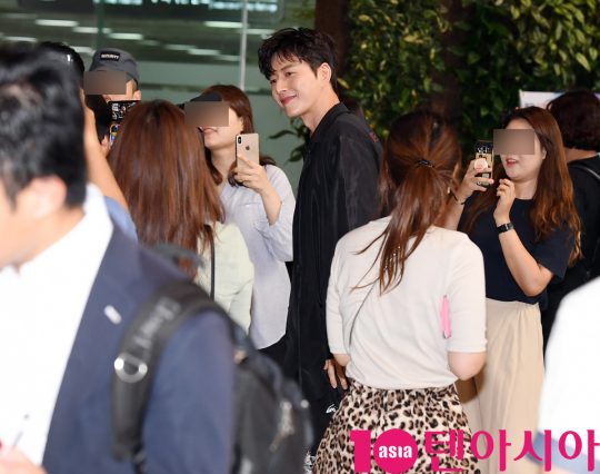 배우 박해진이 11일 오전 패션행사 참석차 김포국제공항을 통해 일본으로 출국하고 있다.