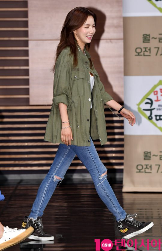 배우 박시은이 11일 오후 서울 상암동 MBC 골든마우스홀에서 열린 MBC 새 아침드라마 ‘모두 다 쿵따리’ 제작발표회에 참석하고 있다.