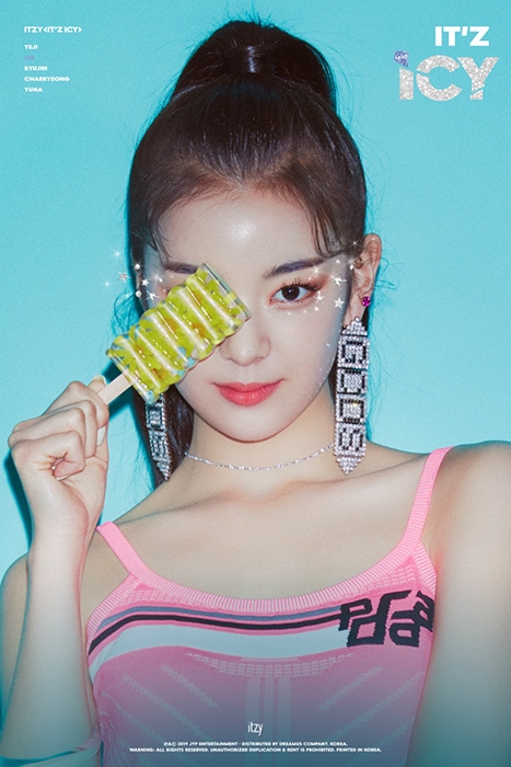 ITZY 리아, 러블리& 매혹적 눈빛의 `독보적 아우라` 시선집중