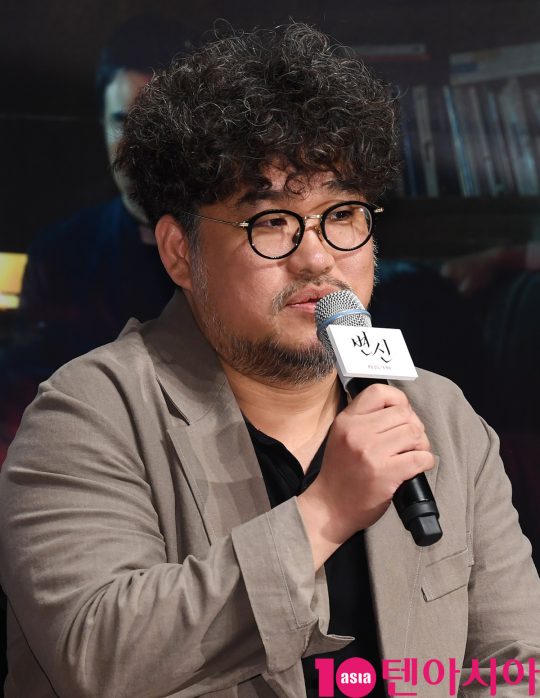 김홍선 감독이  16일 오전 서울 신사동 압구정 CGV에서 열린 영화 ‘변신’ 제작보고회에 참석하고 있다.