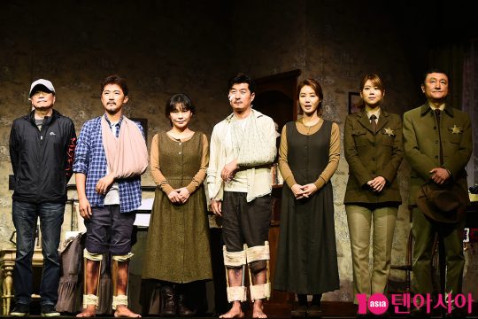 황인뢰 연출(왼쪽부터), 배우 안재욱, 길해연, 김상중, 김성령, 손정은, 고인배