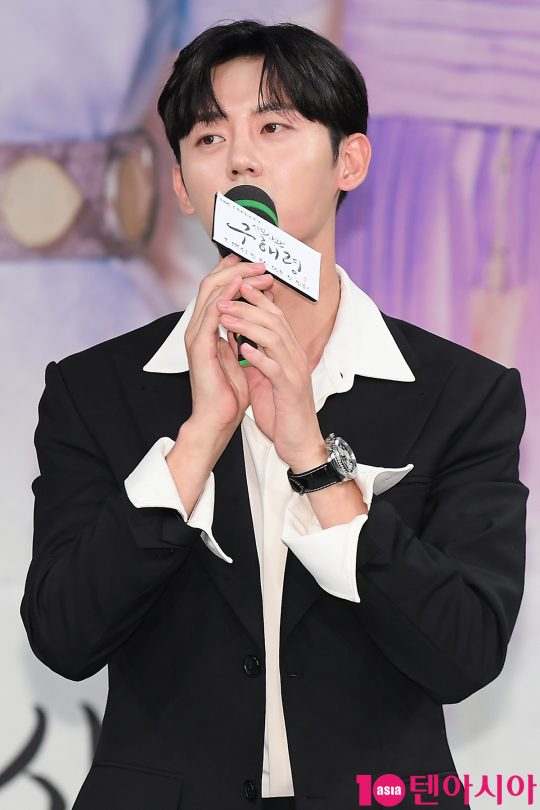 배우 이지훈이 17일 오후 서울 상암동 MBC 골든마우스홀에서 열린 MBC 드라마 ‘신입사관 구해령’ 제작발표회에 참석해 인사말을 하고 있다.