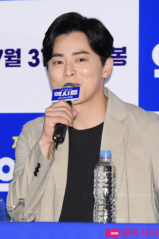 배우 조정석이 17일 오후 서울 용산 CGV 아이파크몰에서 열린 영화 ‘엑시트’ 언론시사회에 참석해 인사말을 하고 있다.