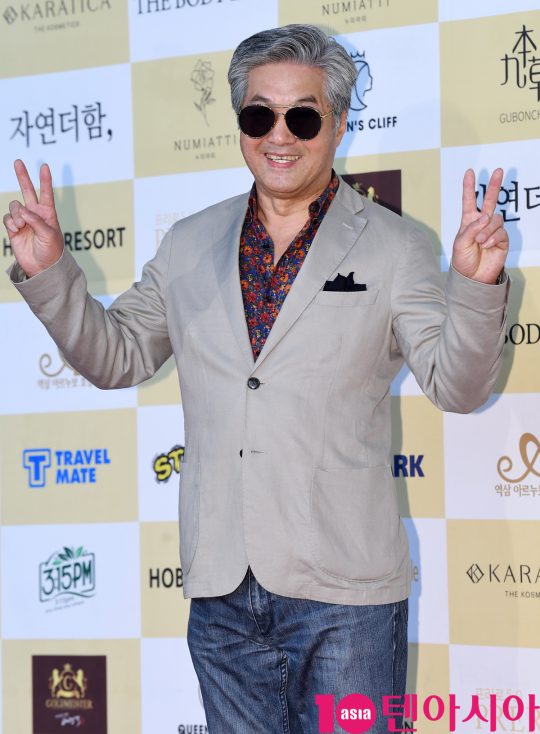 한지일이 18일 오후 서울 삼성동 코엑스 오디토리움에서 열린 24회 춘사영화제 레드카펫 행사에 참석하고 있다.