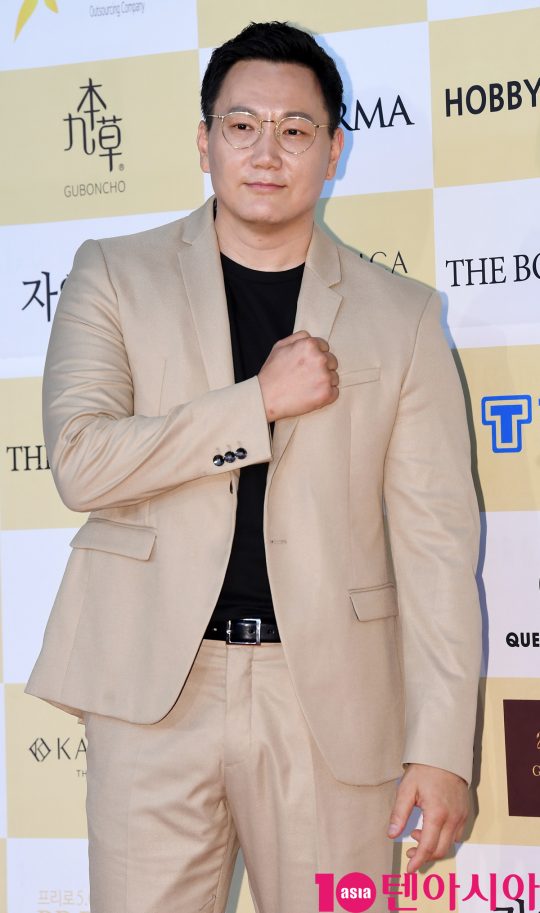 더원이 18일 오후 서울 삼성동 코엑스 오디토리움에서 열린 24회 춘사영화제 레드카펫 행사에 참석하고 있다.