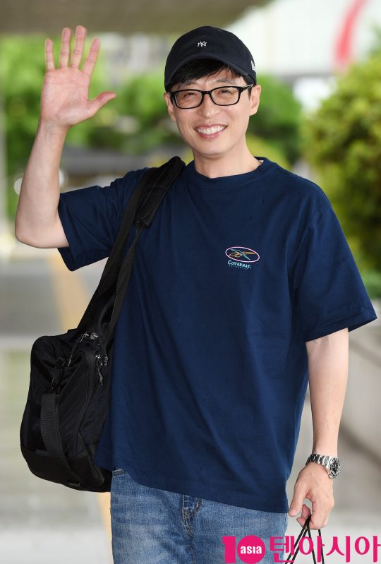 유재석이 20일 오전 서울 여의도동 KBS별관에서 열리는 ‘해피투게더4’ 녹화 출근길에 참석하고 있다.