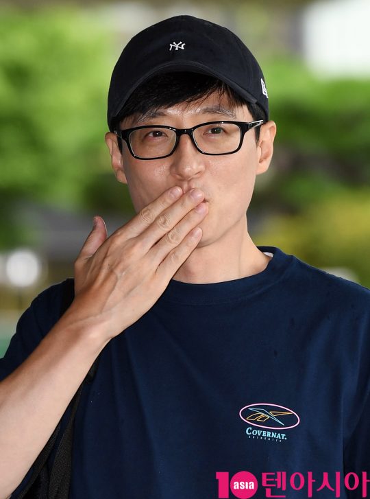 유재석이 20일 오전 서울 여의도동 KBS별관에서 열리는 ‘해피투게더4’ 녹화 출근길에 참석하고 있다.