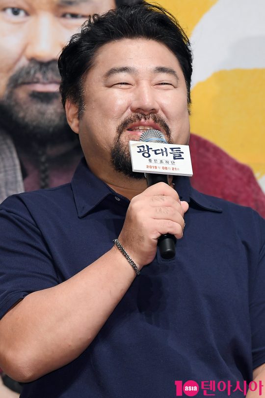 배우 고창석이 22일 오전 서울 신사동 CGV 압구정에서 열린 영화 ‘광대들:풍문조작단’ 제작보고회에 참석해 인사말을 하고 있다.