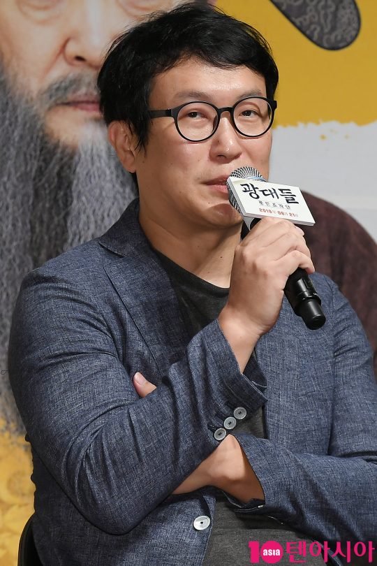 김주호 감독이 22일 오전 서울 신사동 CGV 압구정에서 열린 영화 ‘광대들:풍문조작단’ 제작보고회에 참석해 인사말을 하고 있다.