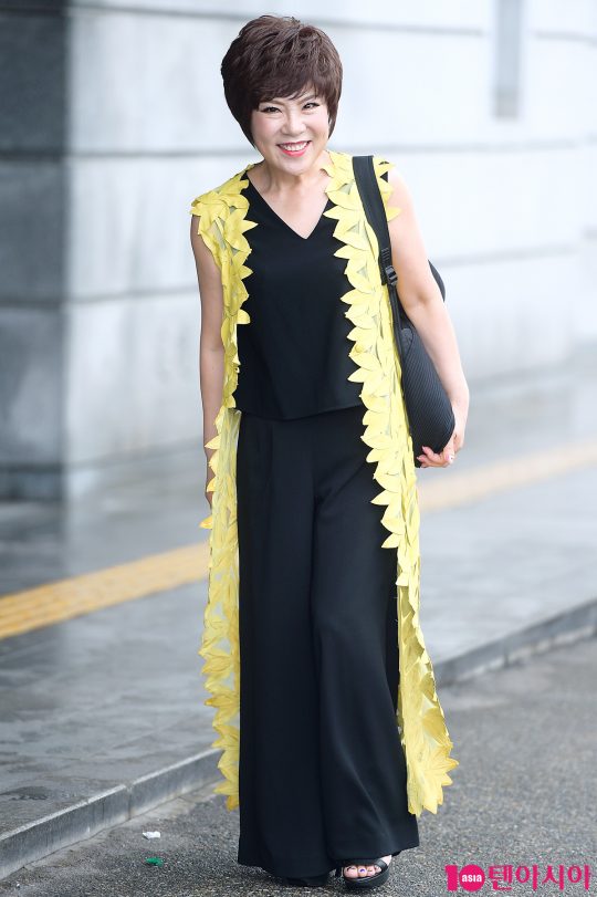 [TEN PHOTO]김연자 &#39;출근길 패션도 파티룩&#39;
