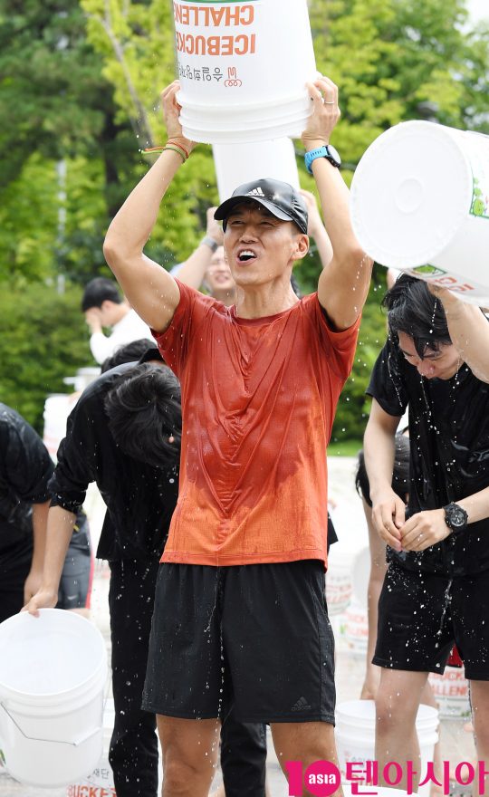가수 션이 30일 오전 서울 동작구 노들나루공원에서 진행된 ‘아이스버킷 챌린저 런’ 행사에 참석하고 있다.