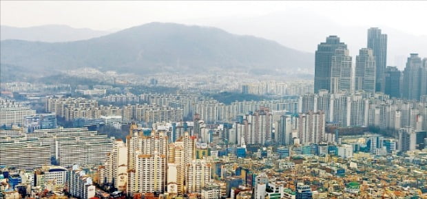 국토교통부가 민간택지 후분양 아파트에도 분양가상한제 적용을 검토하고 있다. 사진은 후분양제를 선택하는 재건축 단지가 잇따르고 있는 서울 강남구. /한경DB 