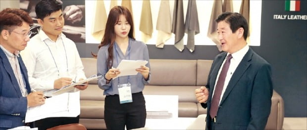 김경수 에몬스가구 회장(오른쪽)이 3일 인천 남동공단 본사에서 열린 신제품 품평회에서 대리점주들에게 제품을 설명하고 있다.  /에몬스가구 제공 