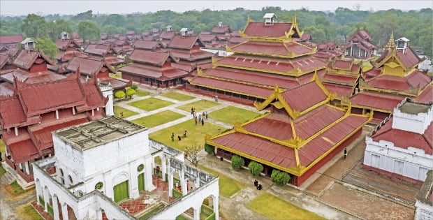 ② 버마왕국 최후의 왕족인 민돈왕이 지은 ‘만달레이 왕궁’ 전경  