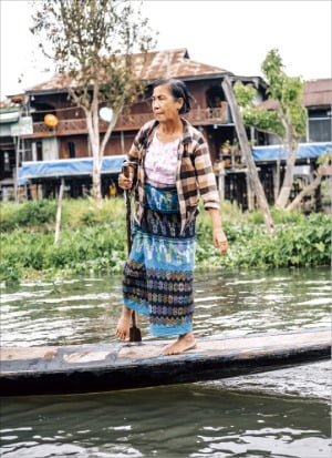 ④ 한쪽 다리를 이용해 노를 저어 호수를 건너는 미얀마 여인  