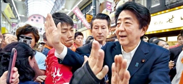 아베 신조 일본 총리가 지난 6일 오사카에서 참의원 선거 유세 중 유권자들과 인사하고 있다.  /연합뉴스 