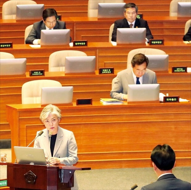 강경화 외교부 장관이 9일 국회 본회의장에서 열린 정치·외교·통일·안보 분야 대정부 질문에 출석해 의원 질문에 답변하고 있다.  /김범준  기자 bjk07@hankyng.com