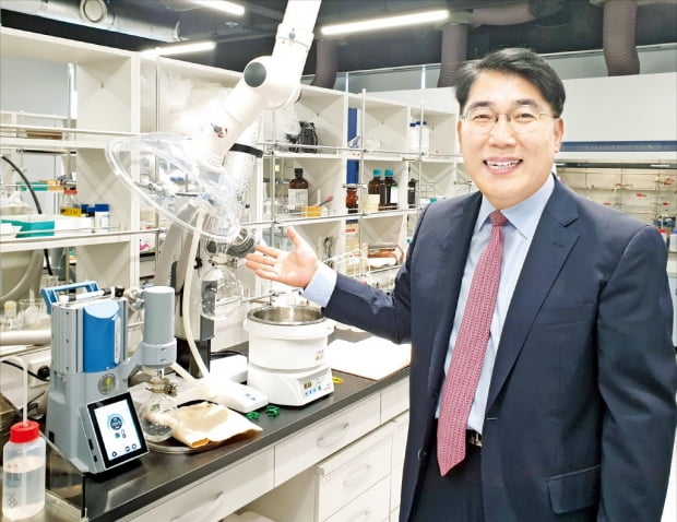 진동훈 웰마커바이오 대표가 서울 송파구 본사 연구소에서 개발 중인 신약 후보물질을 설명하고 있다.  박영태 기자
 