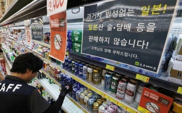 서울 은평구의 한 식자재 마트에 일본 제품을 팔지 않는다는 안내문이 걸려 있다. 사진=연합뉴스