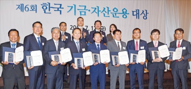 제6회 한국 기금·자산운용대상 수상자들이 12일 한국경제신문사 다산홀에서 열린 시상식 후 기념촬영하고 있다. 뒷줄 왼쪽부터 시계 방향으로 김규태 교육부 고등교육정책실장, 이상제 금융감독원 부원장, 김기웅 한국경제신문 사장, 전희경 자유한국당 의원, 김재동 군인공제회 금융부문 부이사장, 이도윤 경찰공제회 금융투자이사, 조경제 교직원공제회 경영지원이사, 오대희 소방공제회 상임이사, 한경호 행정공제회 이사장, 이철영 현대해상화재보험 부회장, 정완균 포스텍 부총장, 김승우 순천향대 경영부총장, 정창주 구미대 총장. /김범준 기자 bjk07@hankyung.com