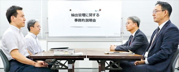 < 넥타이도 안맨 일본 대표…한국 의도적 홀대 > 한국 산업통상자원부와 일본 경제산업성이 12일 도쿄 경제산업성 청사에서 일본 정부의 대(對)한국 수출규제에 관한 첫 실무회의를 열었다. 정장 차림을 한 한국 측(오른쪽)과 달리 일본 측은 넥타이도 매지 않고 회의장에 나왔다. /로이터연합뉴스