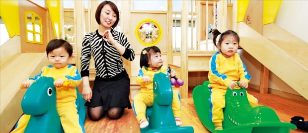  서울 신문로 LG광화문빌딩 어린이집에서 어린이들이 교구활동을 하고 있다. LG그룹 제공 